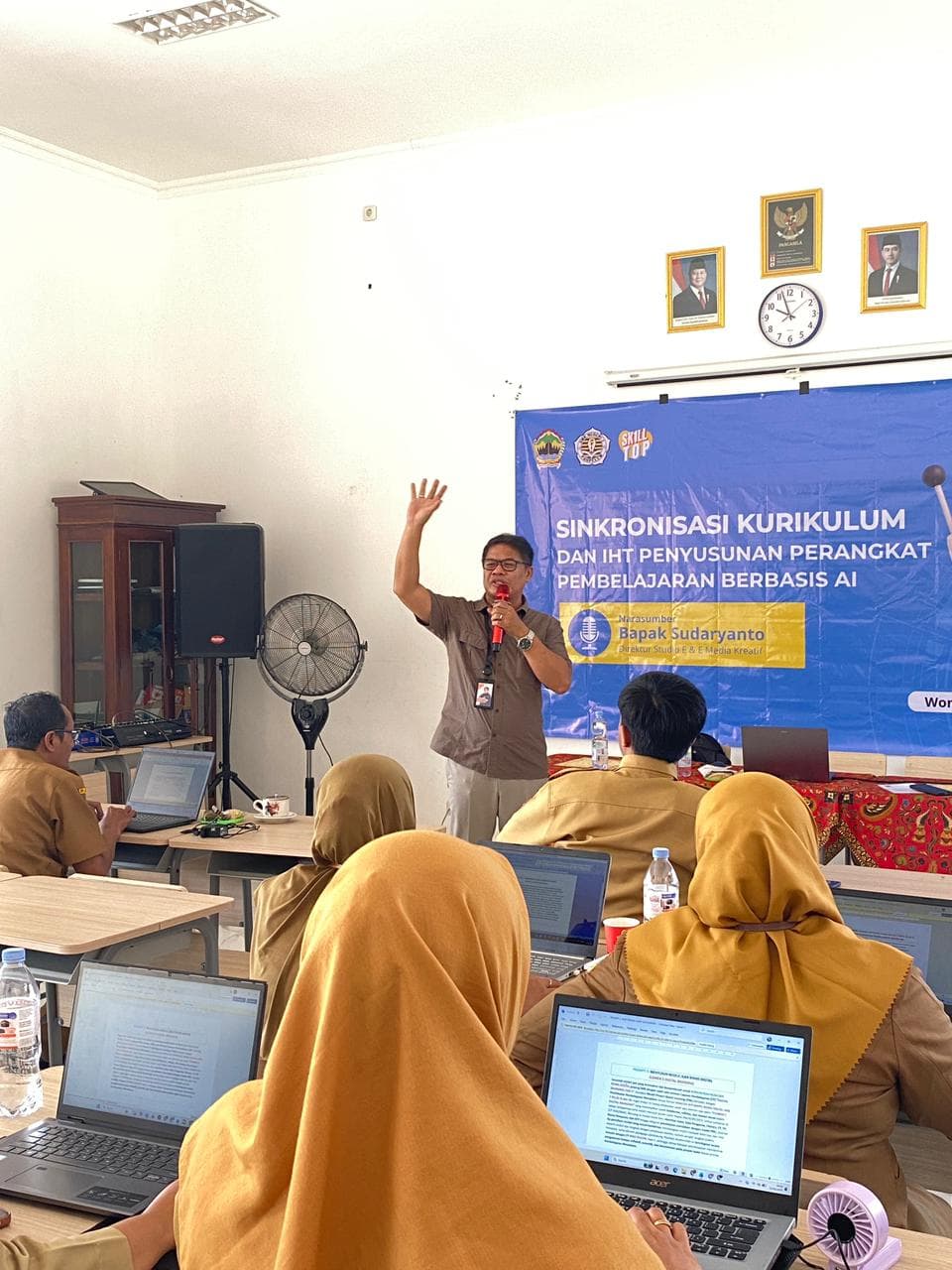 Sinkronisasi Kurikulum dan IHT Penyusunan Perangkat Pembelajaran Berbasis AI di SMK Negeri 1 Puhpelem