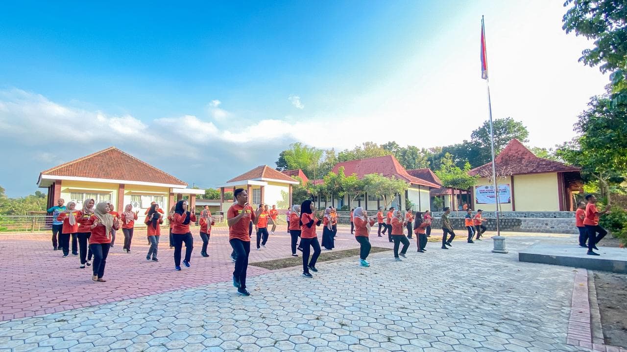 Program Jum'at Sehat SMK Negeri 1 Puhpelem: Membangun Semangat, Kebugaran, dan Kebersamaan Melalui Senam Bersama